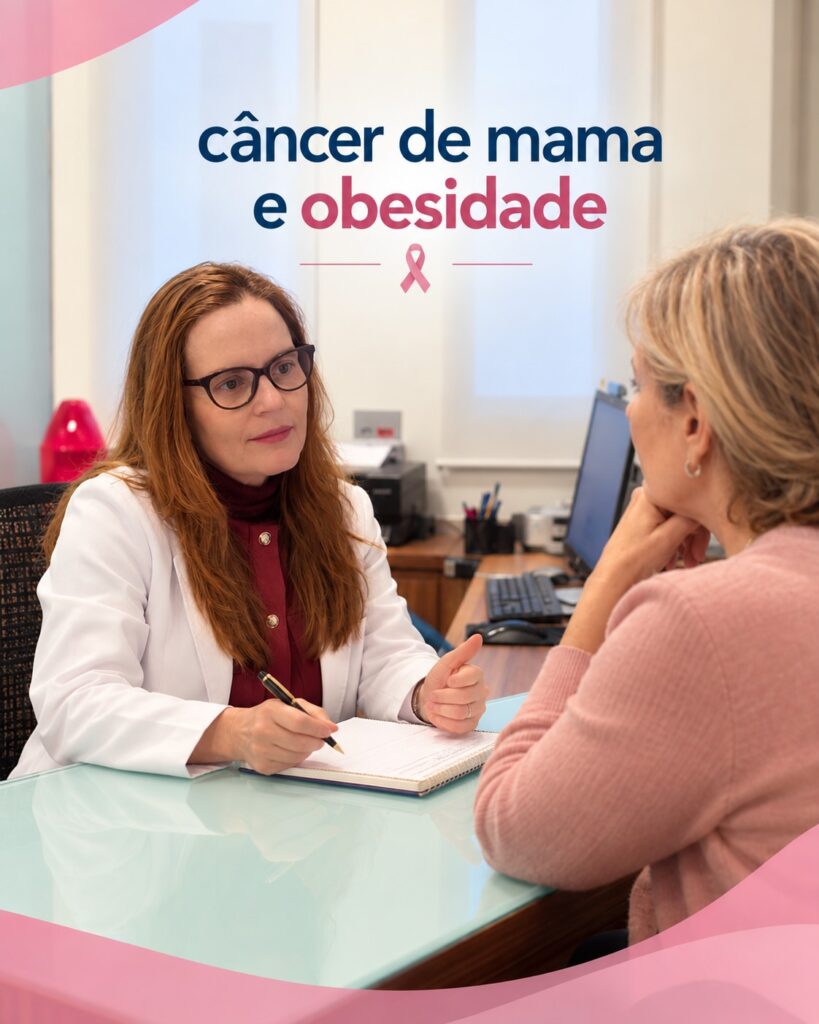 câncer de mama e obesidade: Médica conversando com mulher na pós-menopausa durante consulta sobre câncer de mama e obesidade